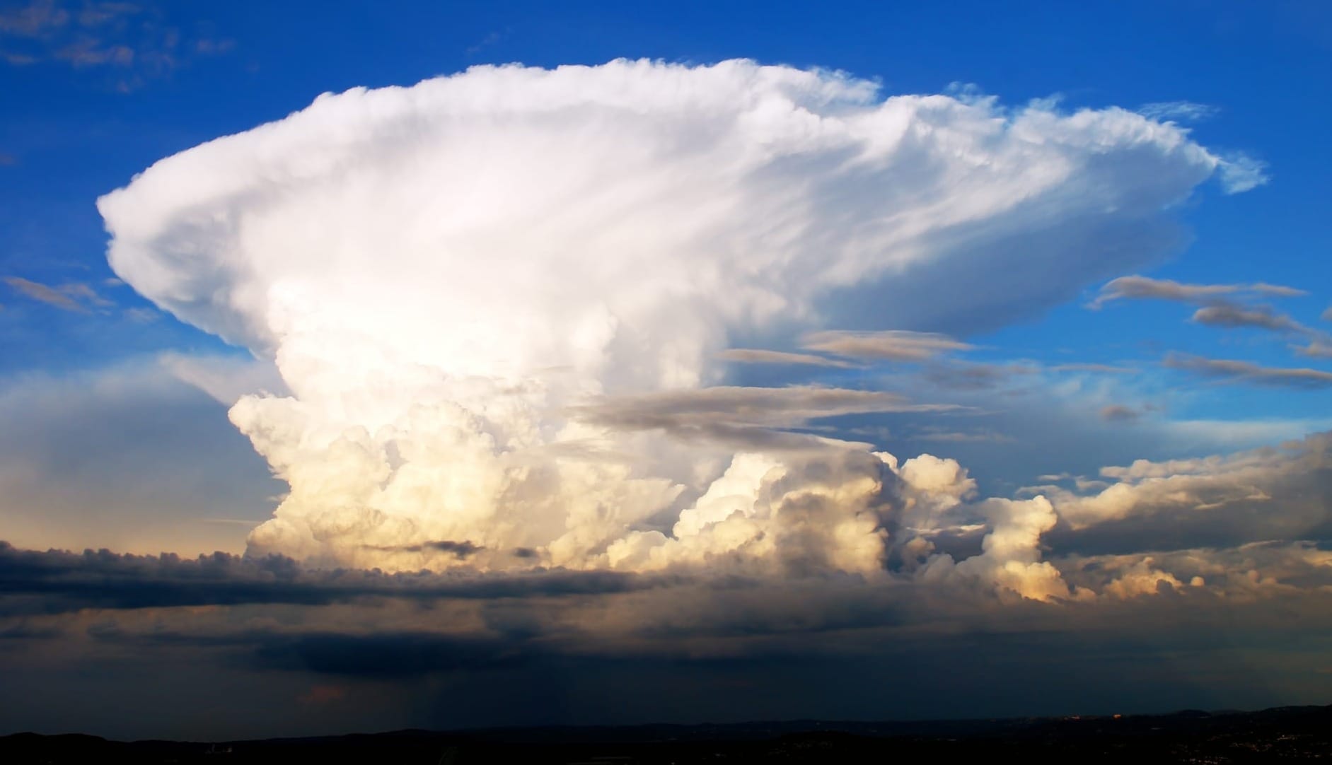 Un cumulonembo maturo con sommità a incudine. 