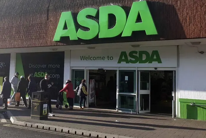 Shop workers punched, kicked and hit with trolley in Asda Arnold theft confrontation as police release CCTV image
