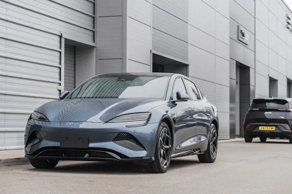 Iran Conflict Drives Swiss Electric Car Sales to Record Highs