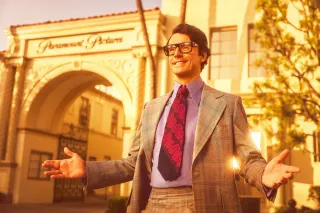 Matthew Goode in the series The Offer standing in front of the Paramount Pictures studio lot
