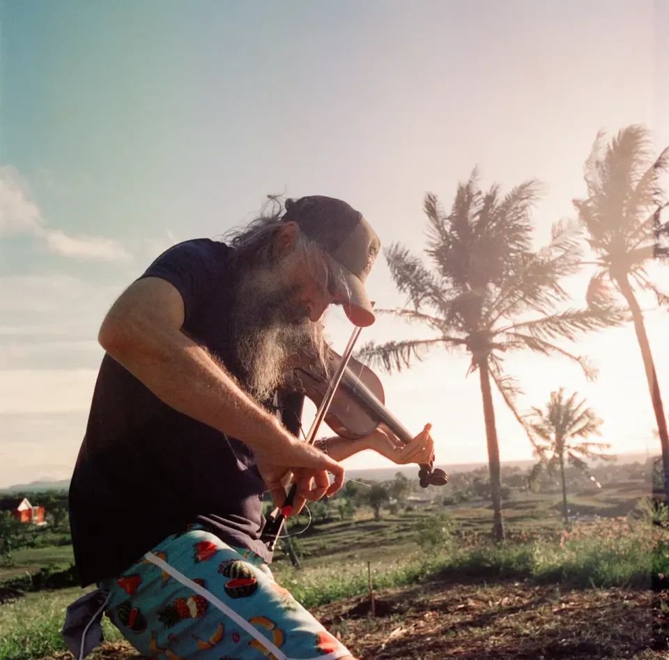 Warren Ellis plays the violin in Burma in the documentary Ellis Park