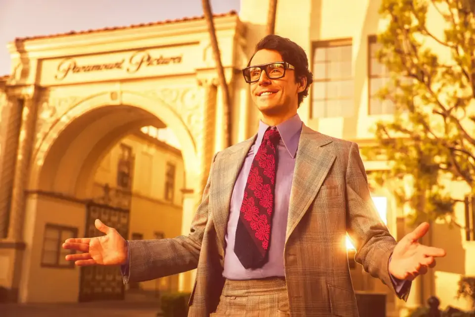 Matthew Goode in the series The Offer standing in front of the Paramount Pictures studio lot