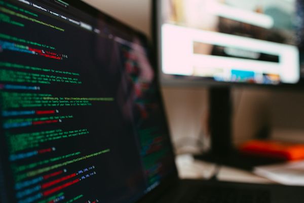 Élève marocain utilisant une tablette pour étudier