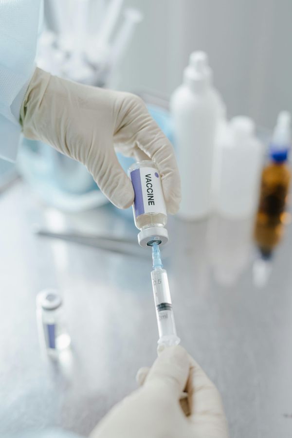 Médecin vaccinant un enfant marocain en consultation