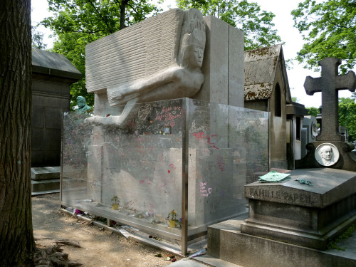  Oscar Wilde’s grave, with art deco angels adorning it and many kisses on the clear barrier between it and the rest of the graveyard. 