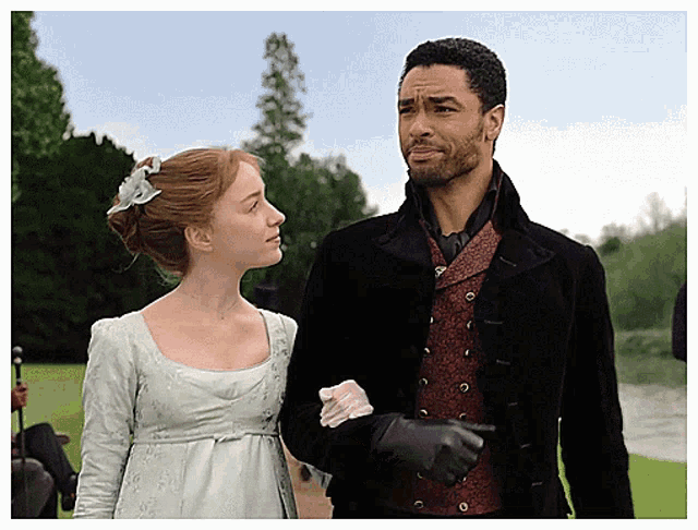  Phoebe Dynevor and Regé-Jean Page in Bridgerton, looking very charming. 