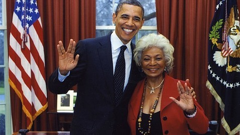  Barack Obama and Nichelle Nichols in the Oval Office, both holding up their hands in the ta’al (Vulcan salute). 