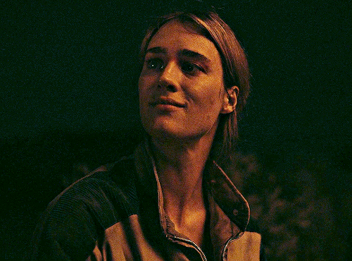 Mackenzie Davis smiling and looking charming in Station Eleven