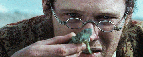 Animated gif of Stephen Maturin holding a frog.
