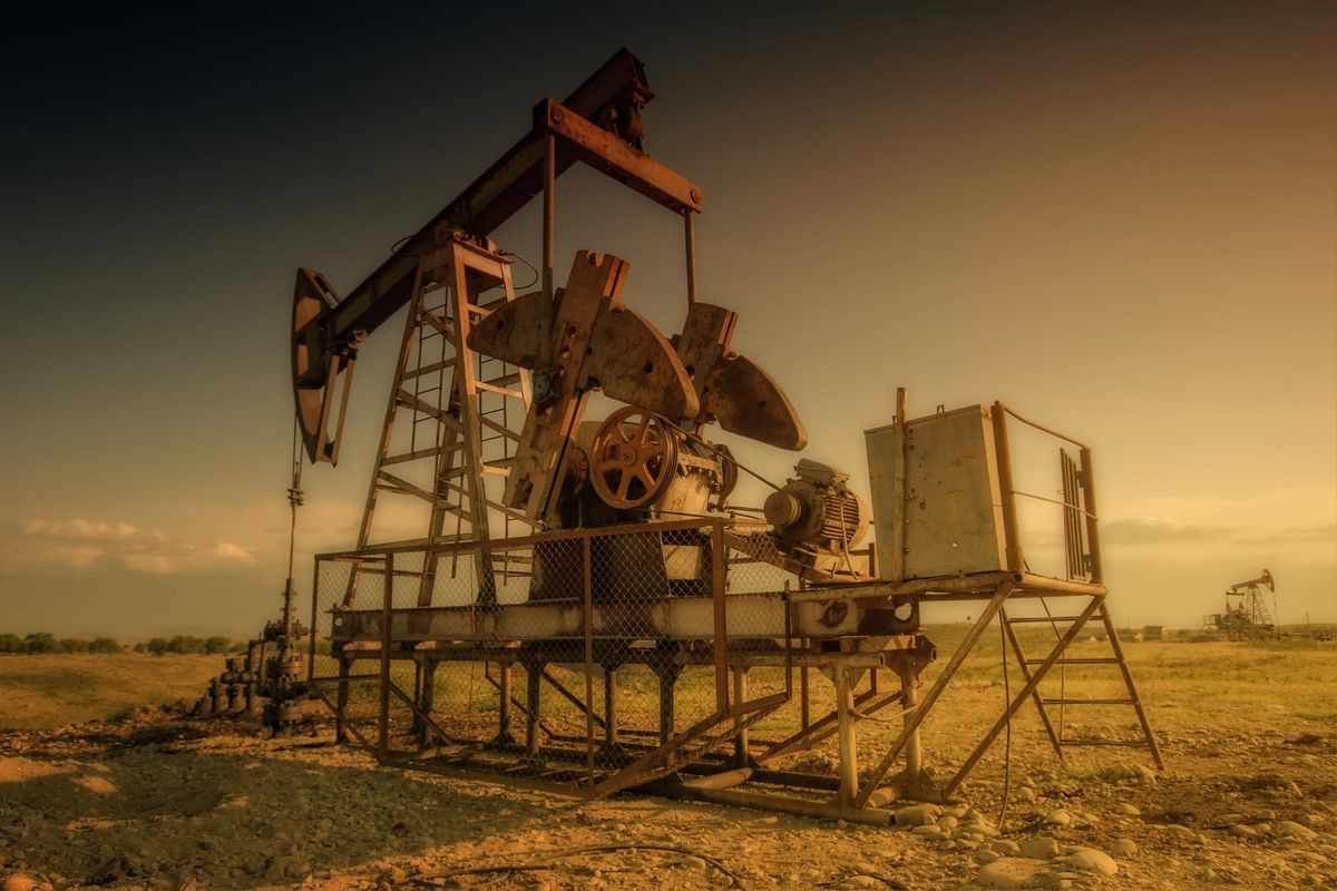 Image of an old-fashioned oil extraction device