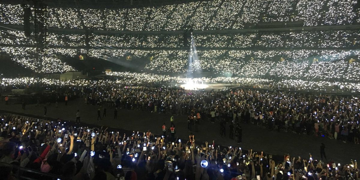  A stadium full of K-pop fans wielding lightsticks. 