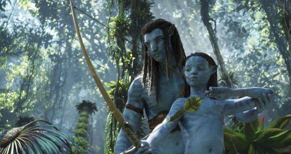 Two Na'vi from Avatar in a jungle, with a bow and arrow.