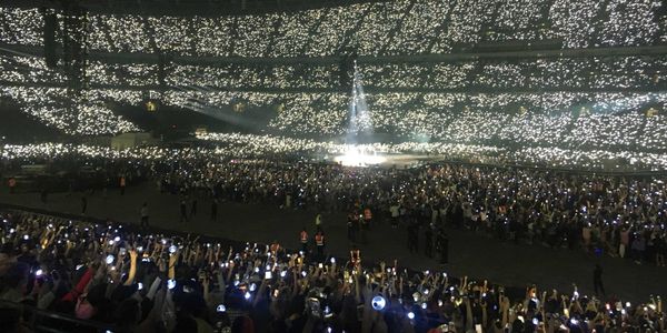  A stadium full of K-pop fans wielding lightsticks. 