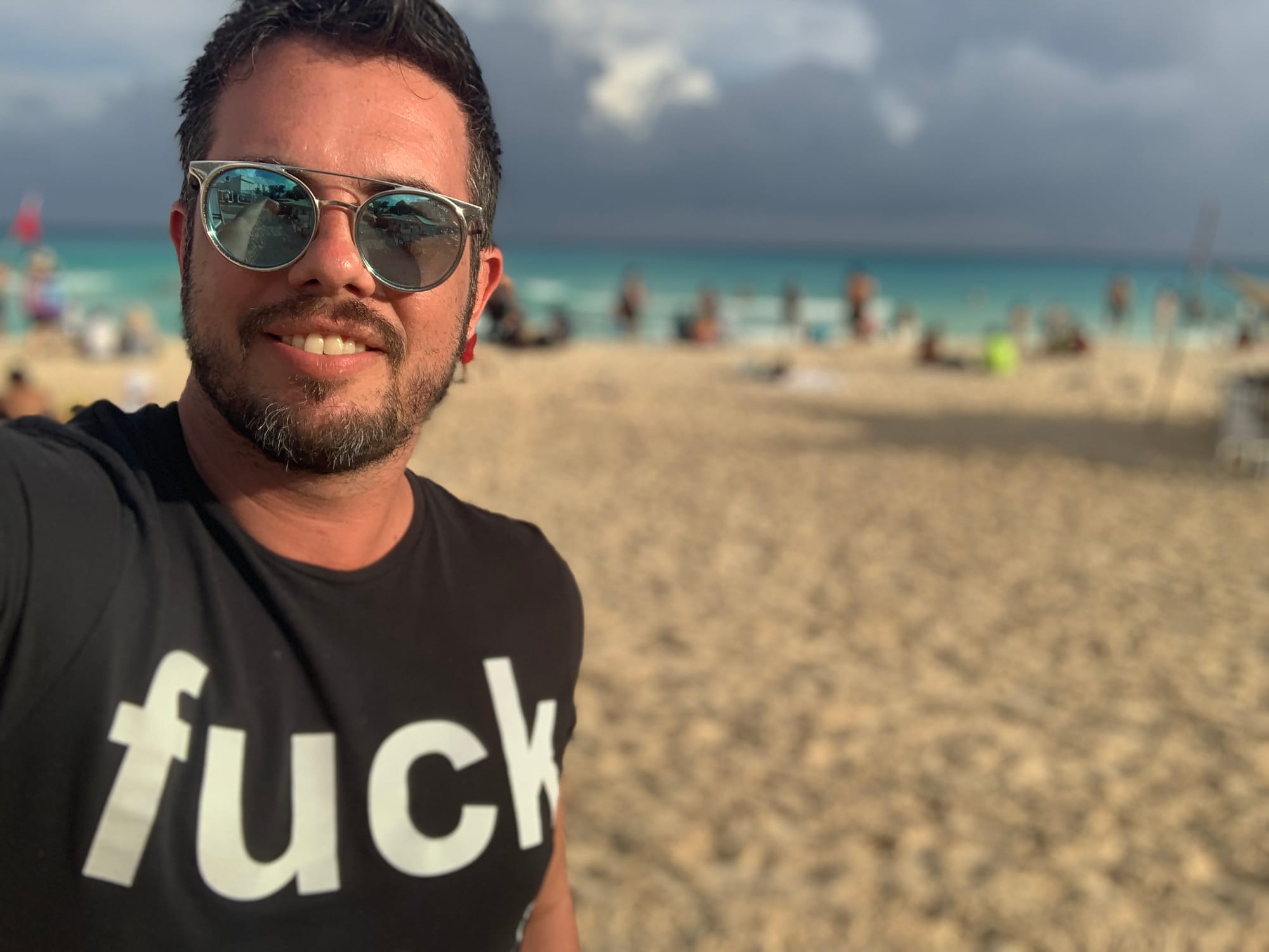 Foto Matheus Grossi em uma praia em Cancún, no México