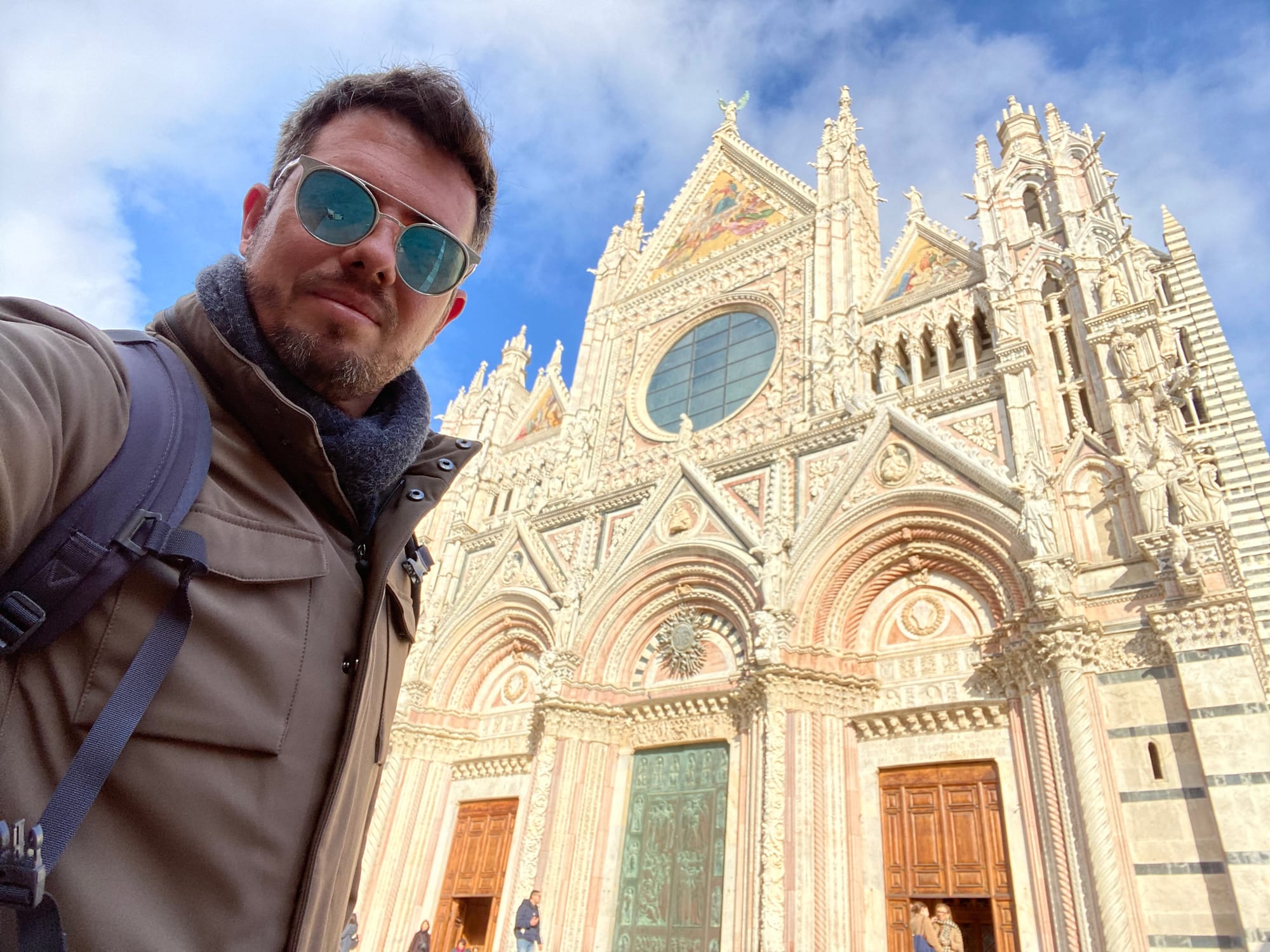 Matheus Grossi em uma selfie em frente à Catedral Duomo, Piazza del Duomo - Siena, Itália