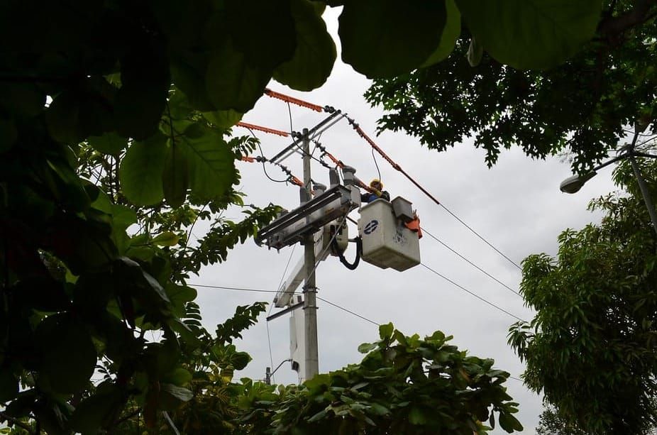 Ecuador autoriza a distribuidoras eléctricas a generar energía renovable