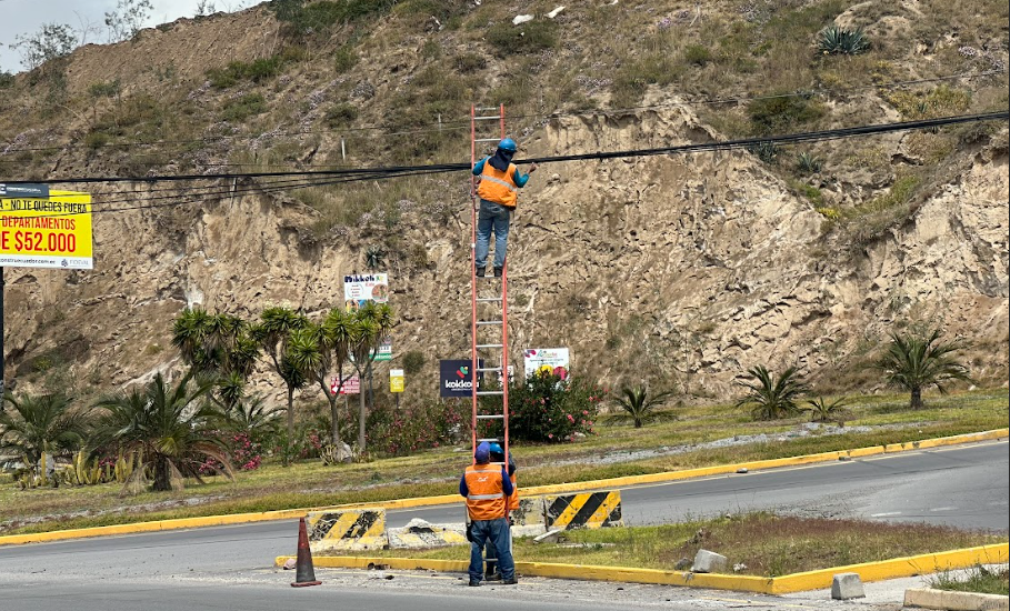 En Quito, el precio del internet baja y el peso sobre los postes sube