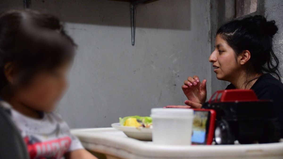 Ruth Pilatasig dio a luz a su hija hace 3 años. Nunca ha recibido información precisa sobre el peso y talla de la menor.