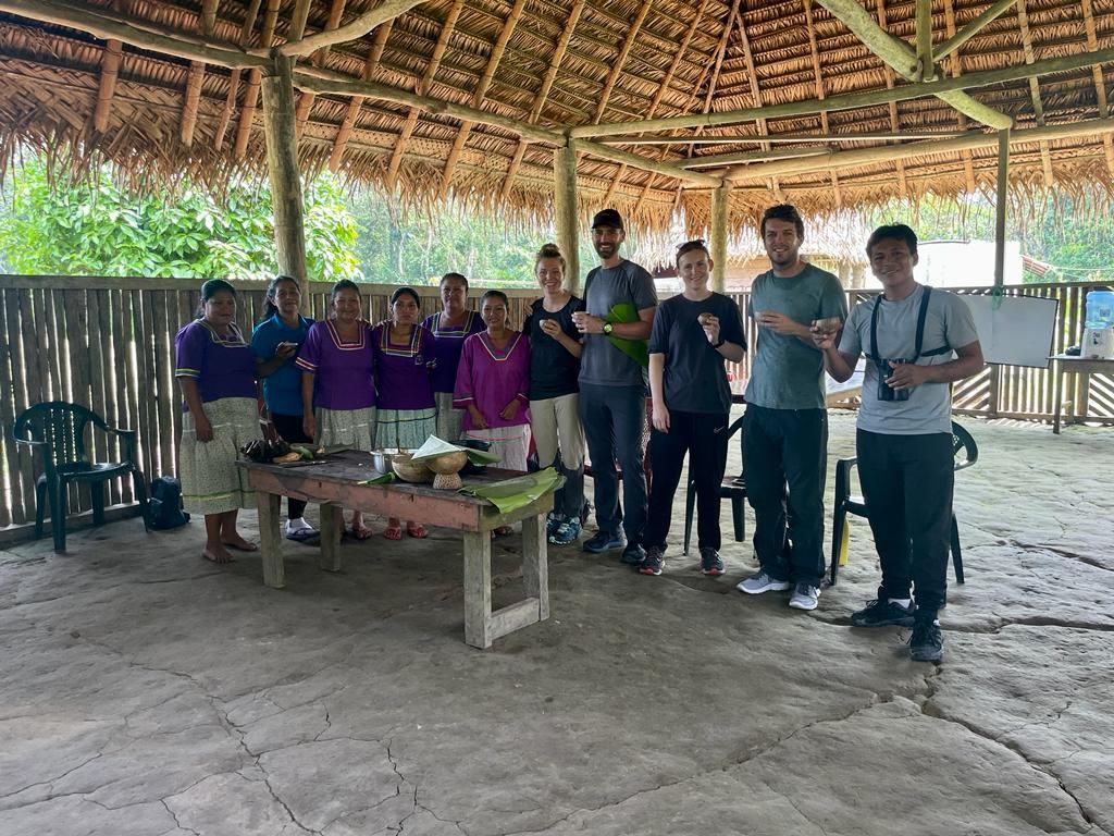 Turistas extranjeros visitan Sani Warmi