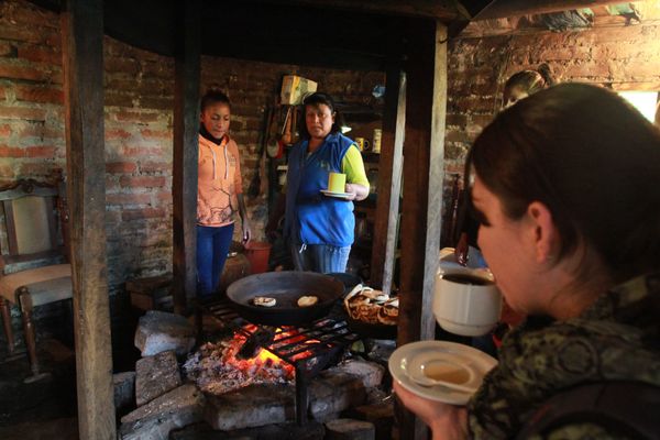 El uso de leña y carbón para cocinar se redujo en una década