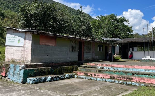 Paneles solares iluminan aulas rurales en 13 provincias del país