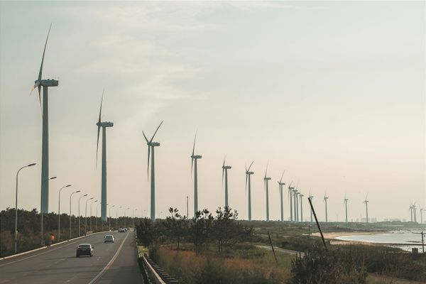 China lidera capacidad eólica y solar en año clave rumbo al 2030