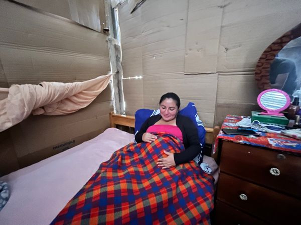 La casa de Adriana tiene piso de tierra. Sus paredes están hechas con bloques de cemento, su techo es de zinc