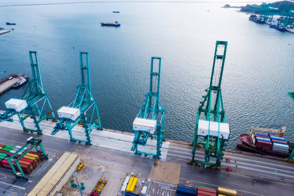 Foto ilustrativa de puertos y contenedores