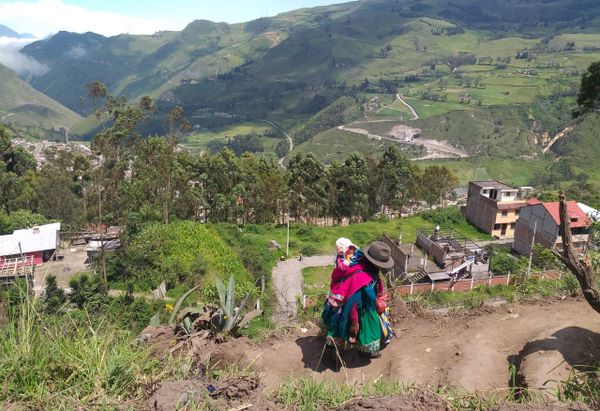 Foto Cristina Márquez madre camina con su bebé para salir de Alausí