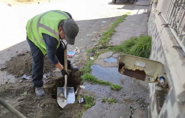 Personal de EMAPAR revisa la medición en hogares con consumo alto de agua (1)