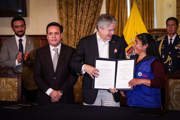 Firma del Decreto-Ley del Impuesto a botellas plásticas en el Palacio de Carondelet.
