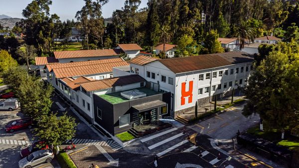Foto panorámica de la Universidad Hemisferios