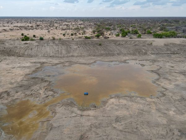 Vista aérea de la presa de agua Afwein, Maalimin, Kenia CRÉDITO: PNUMA/Nayim Ahmed Yussuf