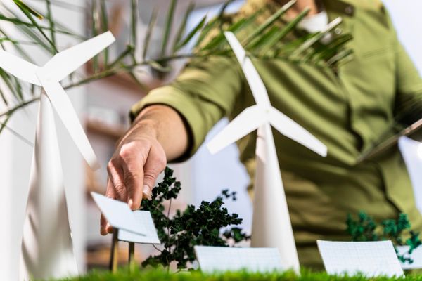 hombre-arreglando-diseno-proyecto-energia-eolica-ecologico