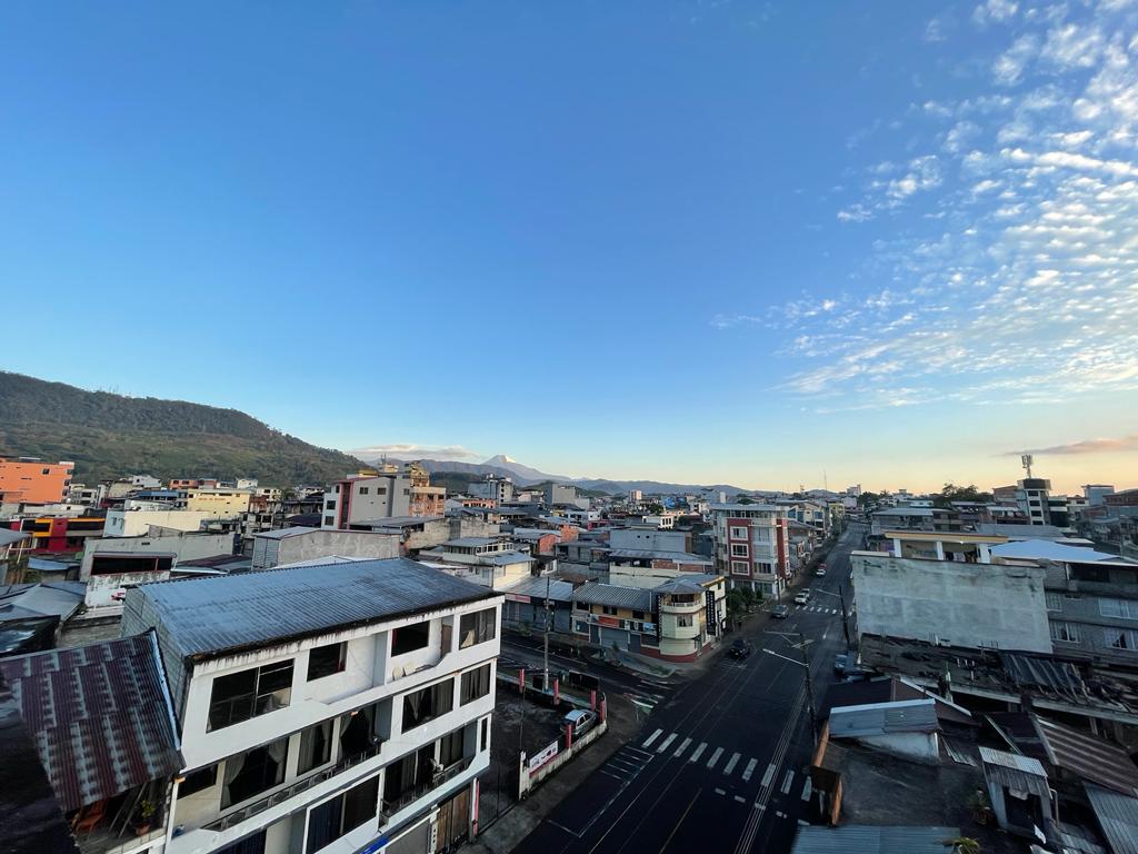 Amanecer en la ciudad de Macas, al fondo el volcán Sangay