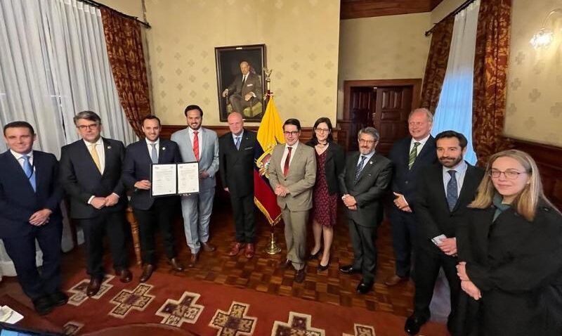 FIRMA DE CREDITO BEI CAMPAÑA VACUNACIÓN