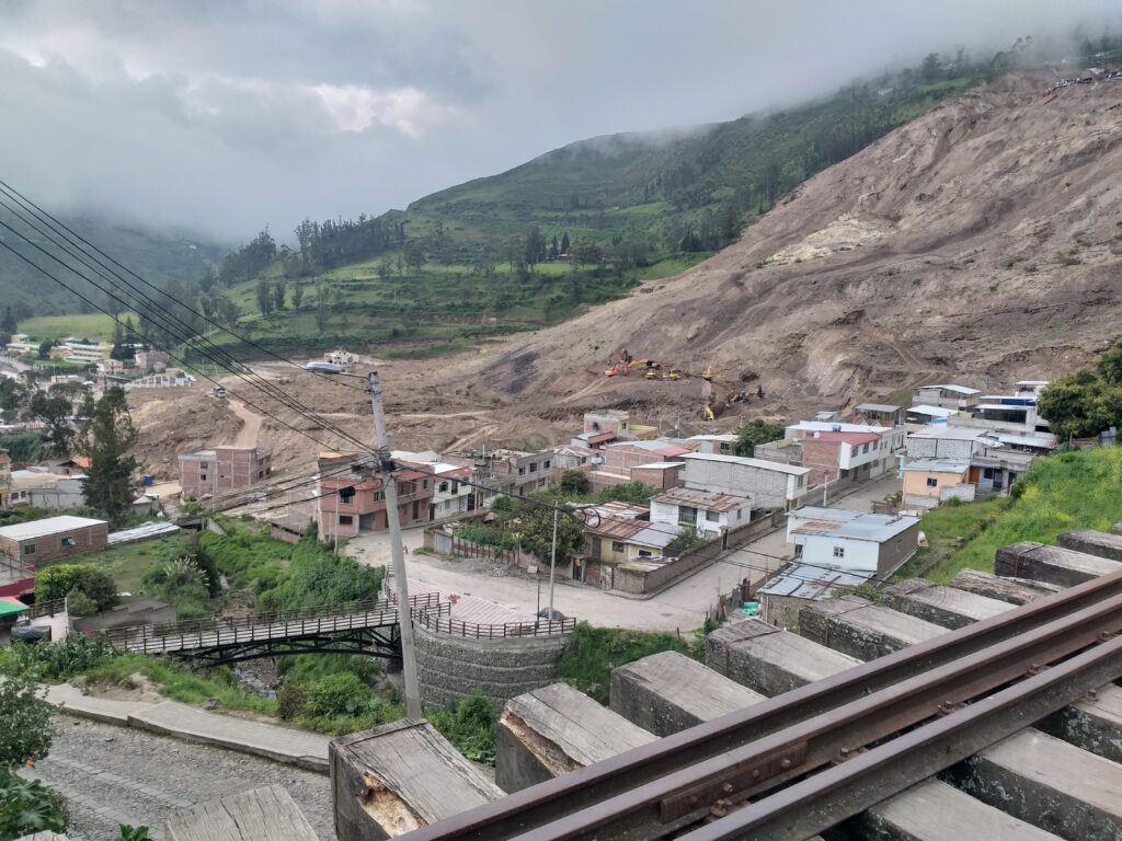 Así luce la zona de la emergencia un mes después del deslizamiento