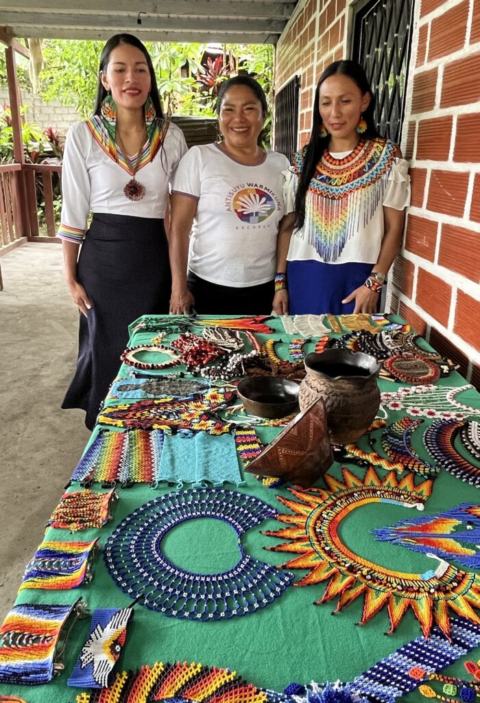 Lorena y Diana Torres (izquierda y derecha) se dedican al tejido del barro.