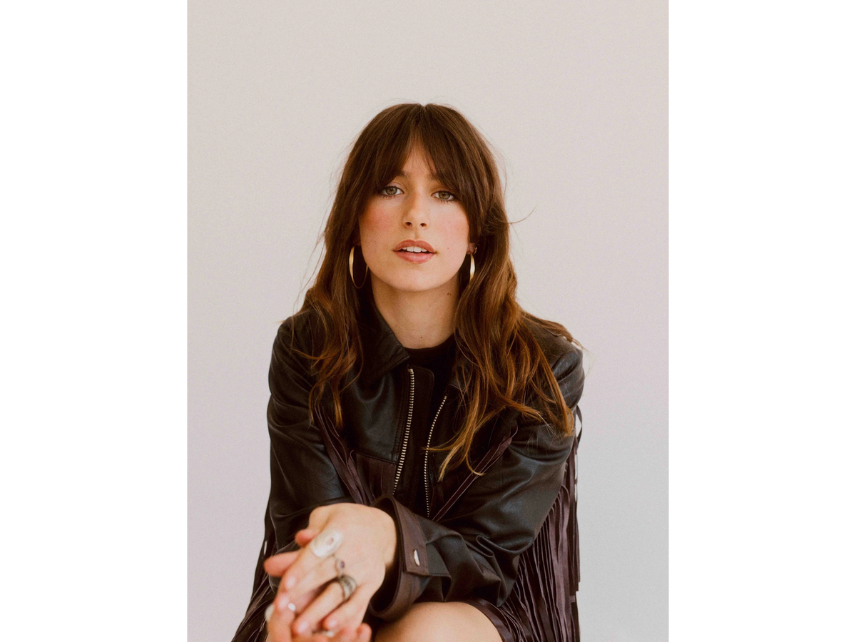 ELLE COVES TALKS SUMMER