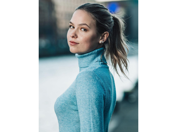 ISABEL DORNHEIM TALKS MONSTER ON A PLANE