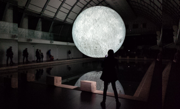 INYULFACE viser la lune