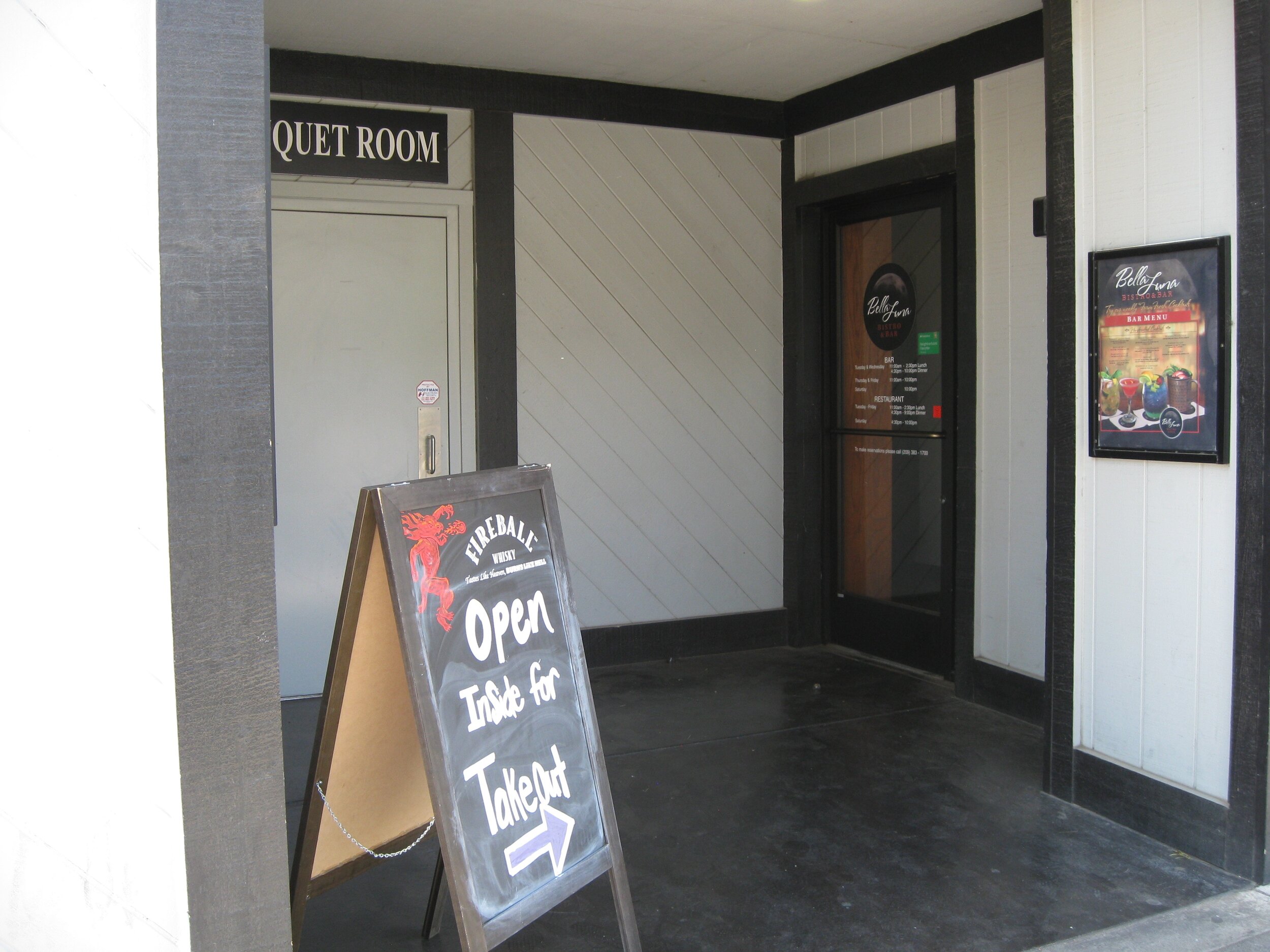  As of May 8, restaurants such as the Bella Luna on Main Street in Merced continue their take-out sales in hopes that they will soon be able to serve customers in their dining area. Photo- Steve Newvine 