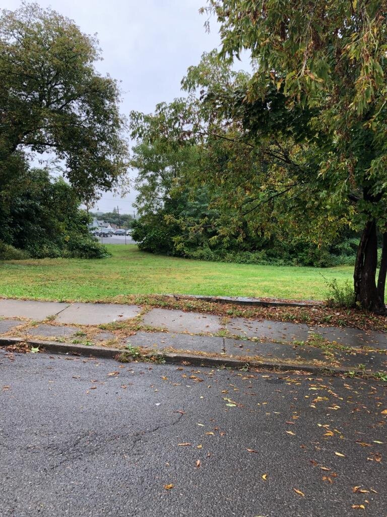  On this lot stood a three story apartment building where I lived in 1979 and 1980. The building was torn down more than ten years ago. Photo: Newvine Personal Collection. 