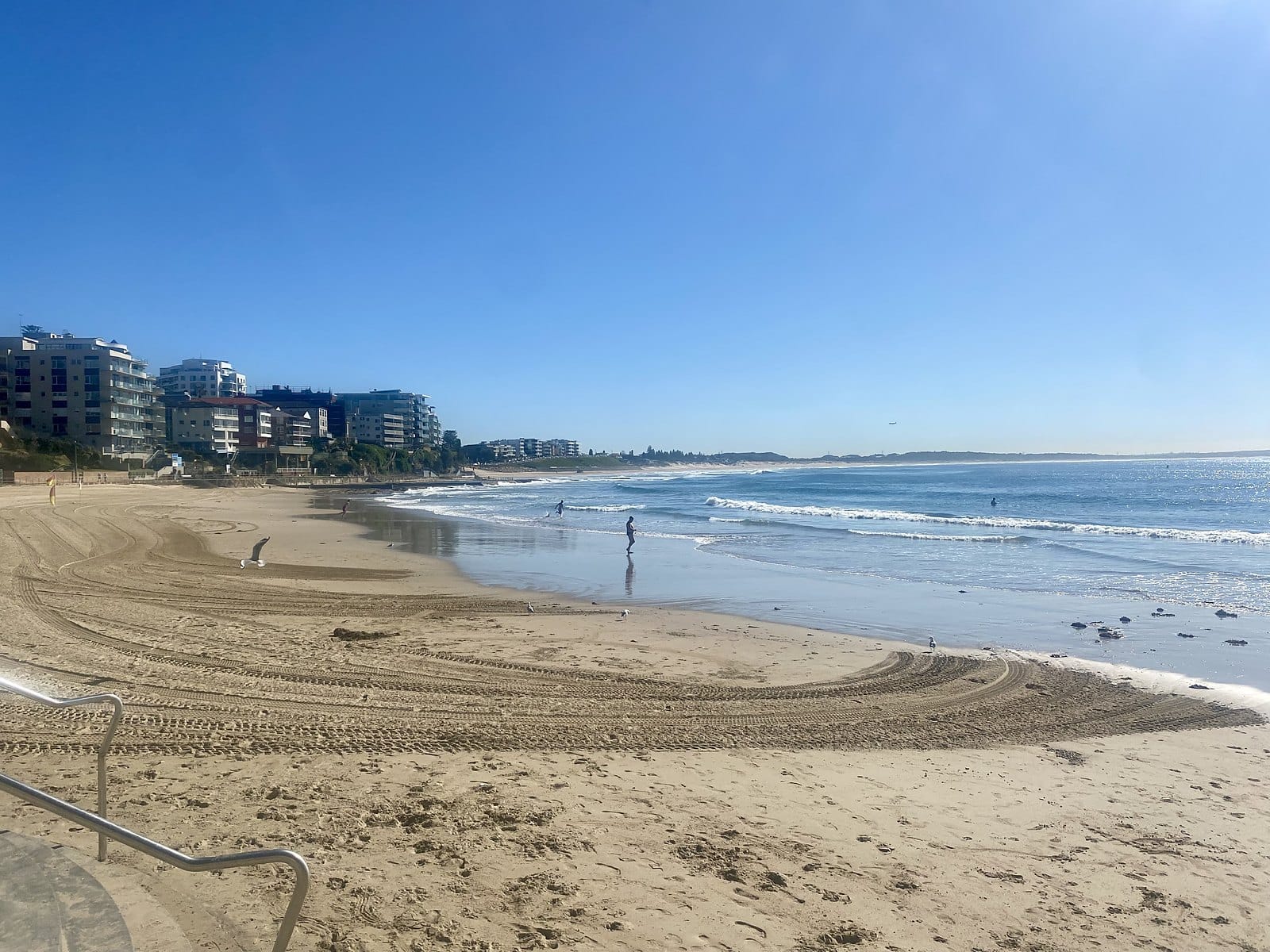 Cronulla beach seen from the north on a clear morning