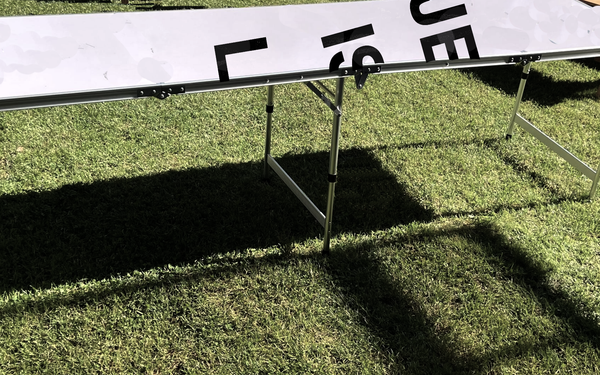 A table with the letters JE IS and L on it