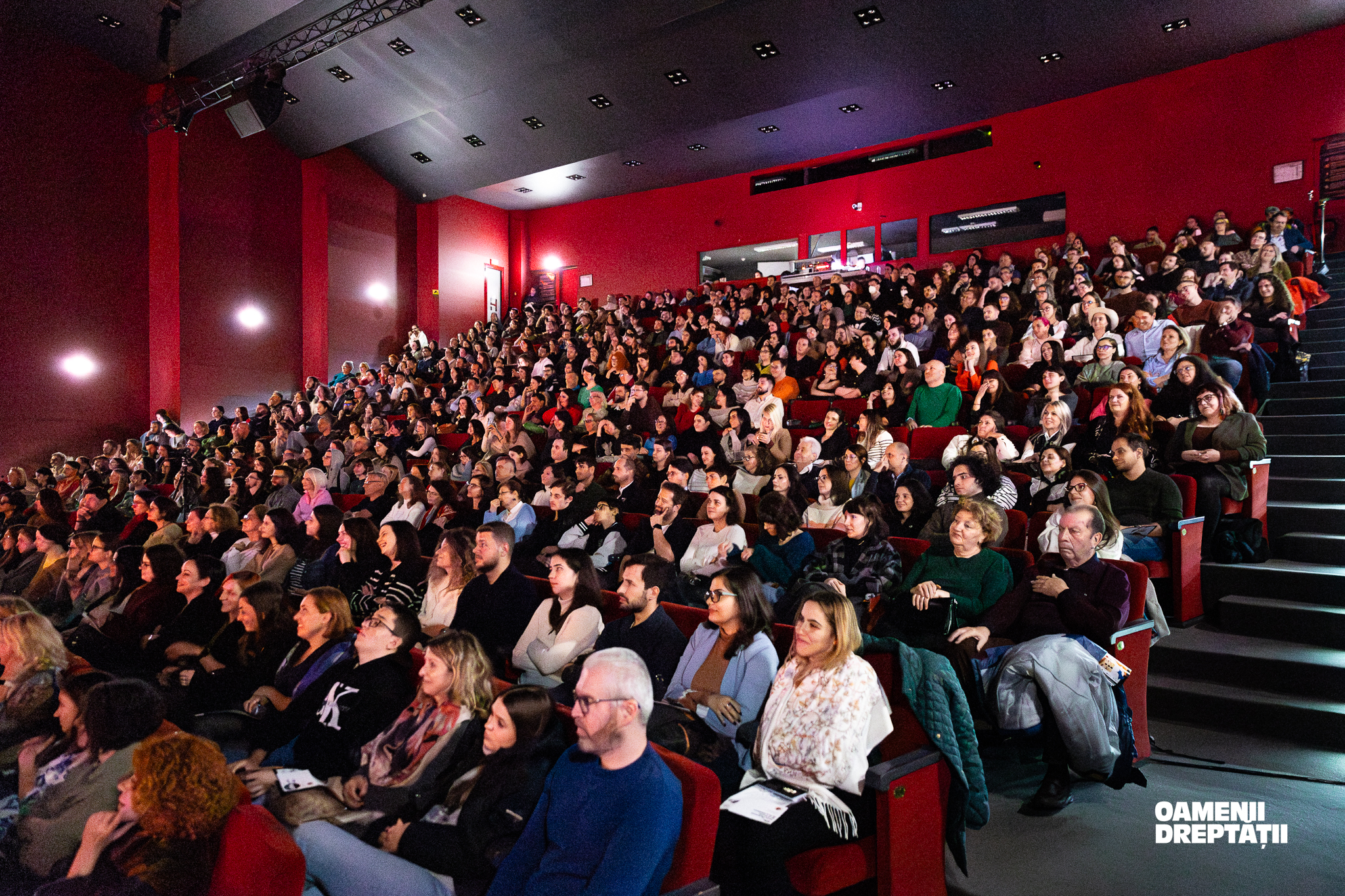 Packed theater for the Oamenii Dreptatii show.