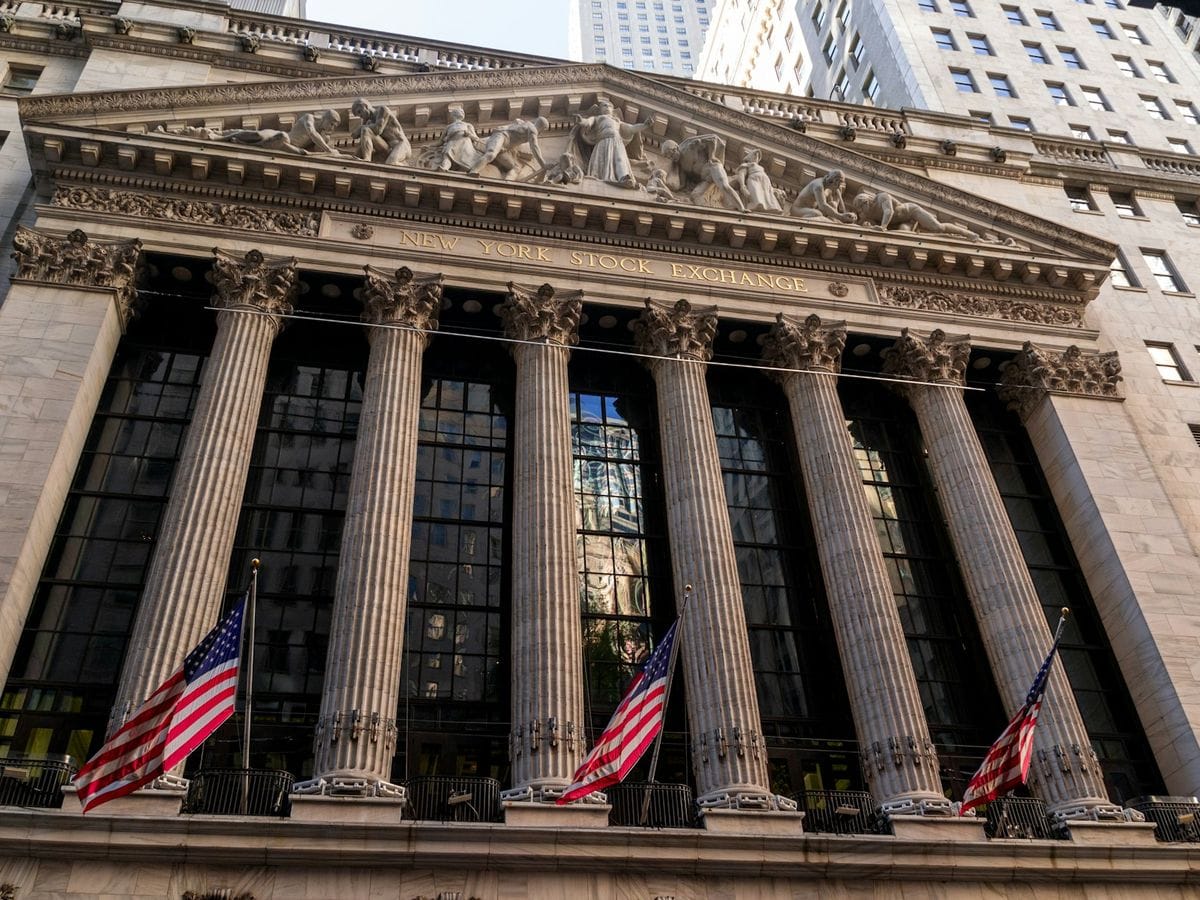 Fachada de la Bolsa de Nueva York con banderas de Estados Unidos