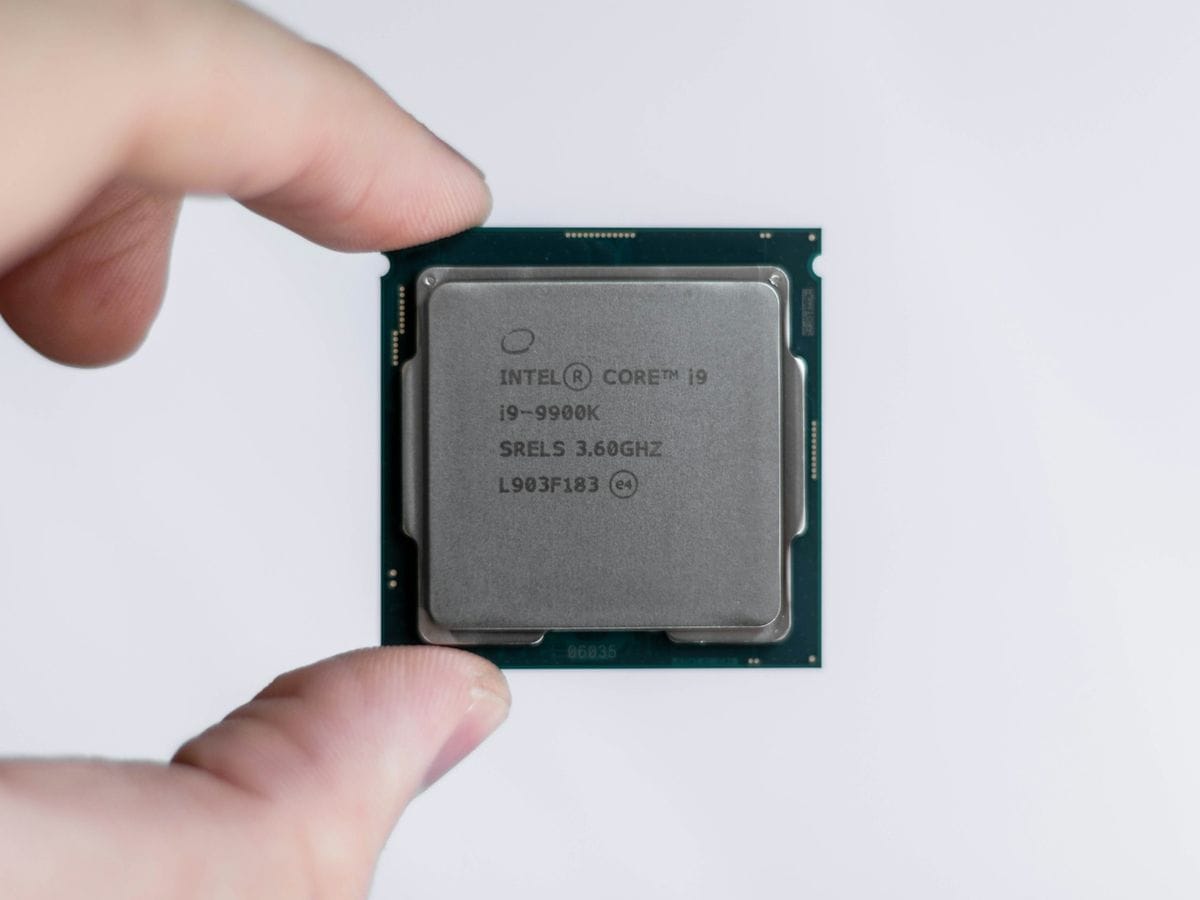 Un procesador Intel Core i9 sostenido entre dos dedos
