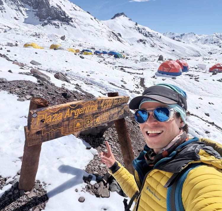 Plaza Argentina: El Corazón Estratégico de la Ruta 360 y Glaciar de los Polacos