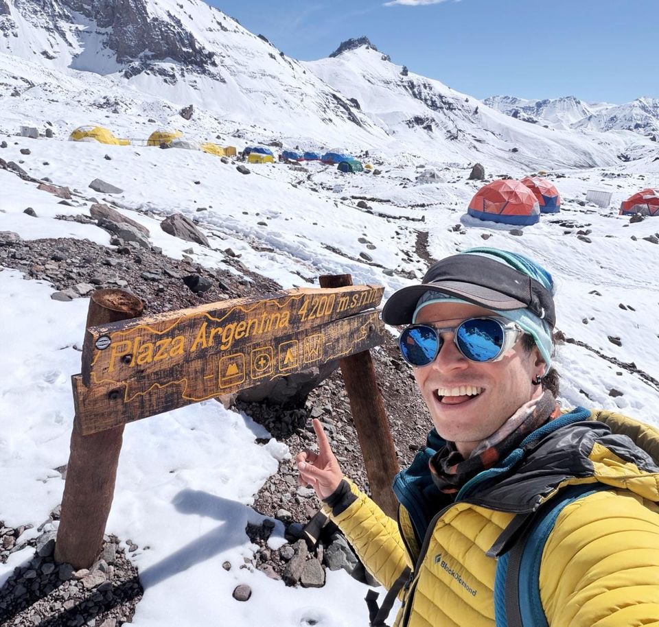 Plaza Argentina: El Corazón Estratégico de la Ruta 360 y Glaciar de los Polacos
